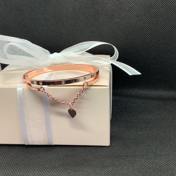 NWT! Rose Gold Crystal Roman Numeral Bracelet! - Picture 4 of 5